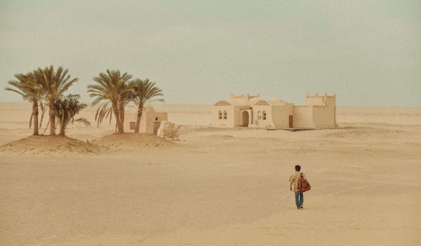 一个人徒步沙漠图片