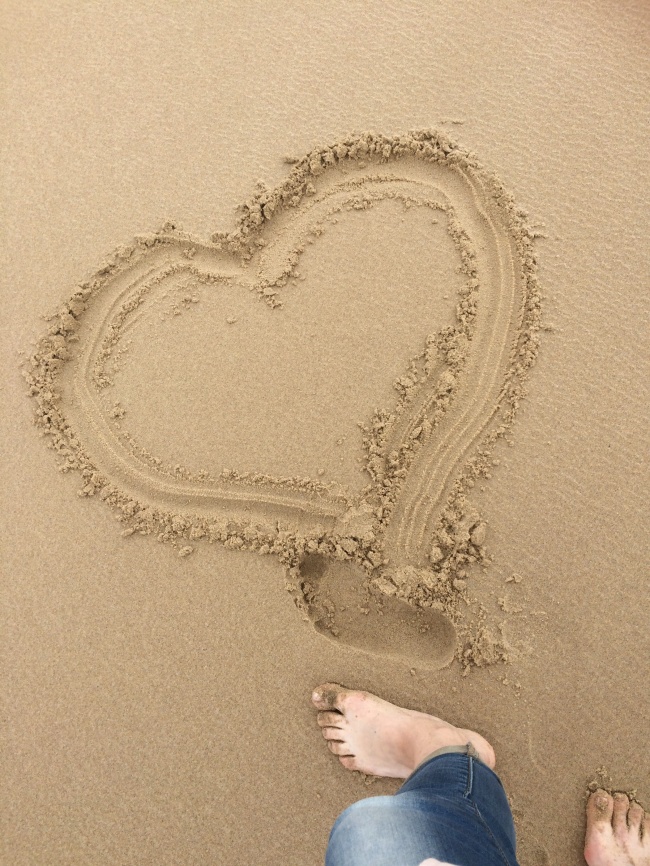 沙滩画出爱心图片