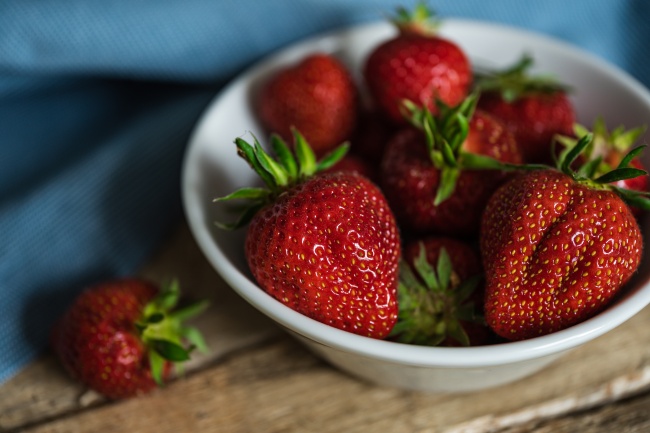 一碗红草莓水果图片