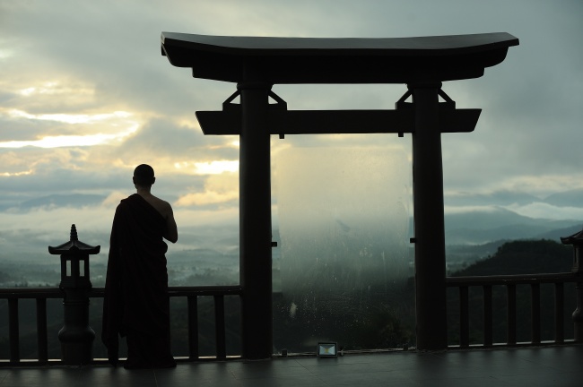 ‘~站在佛教圣地托里门的僧侣图片  ~’ 的图片