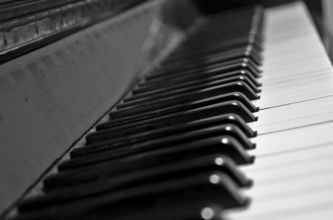白色钢琴键盘图片