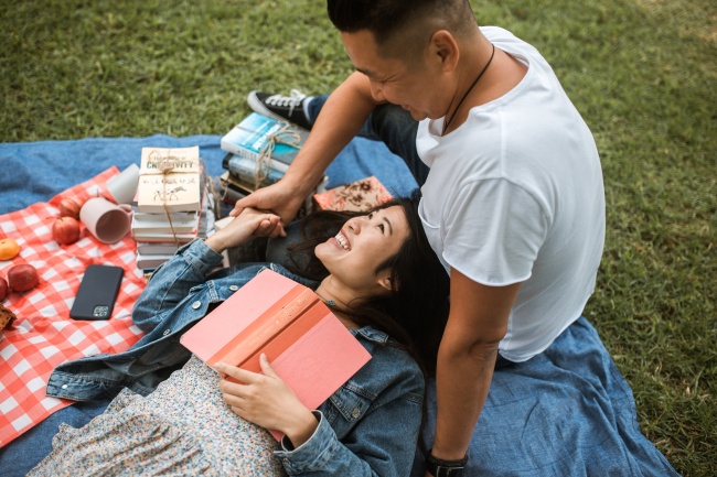 野餐的情侣图片