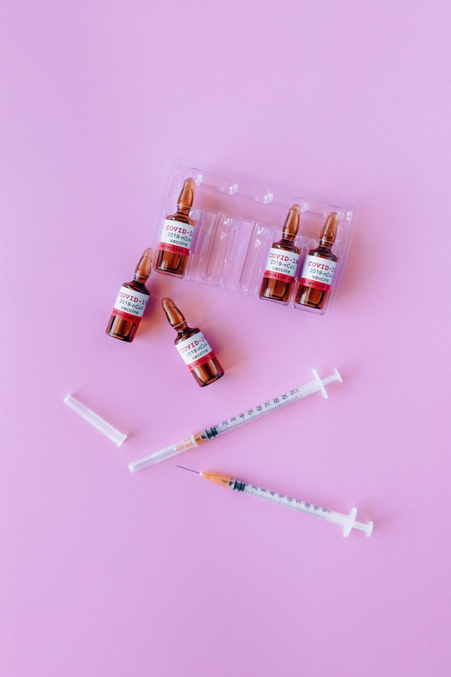 疫苗瓶和针管图片
