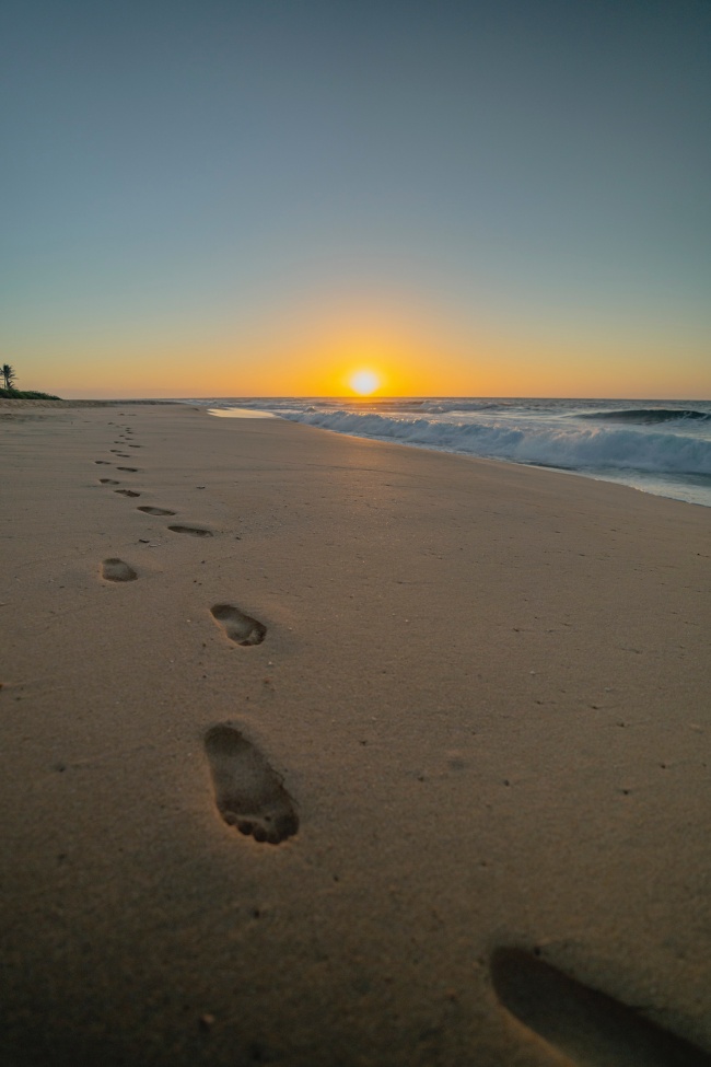 海边沙滩脚印图片