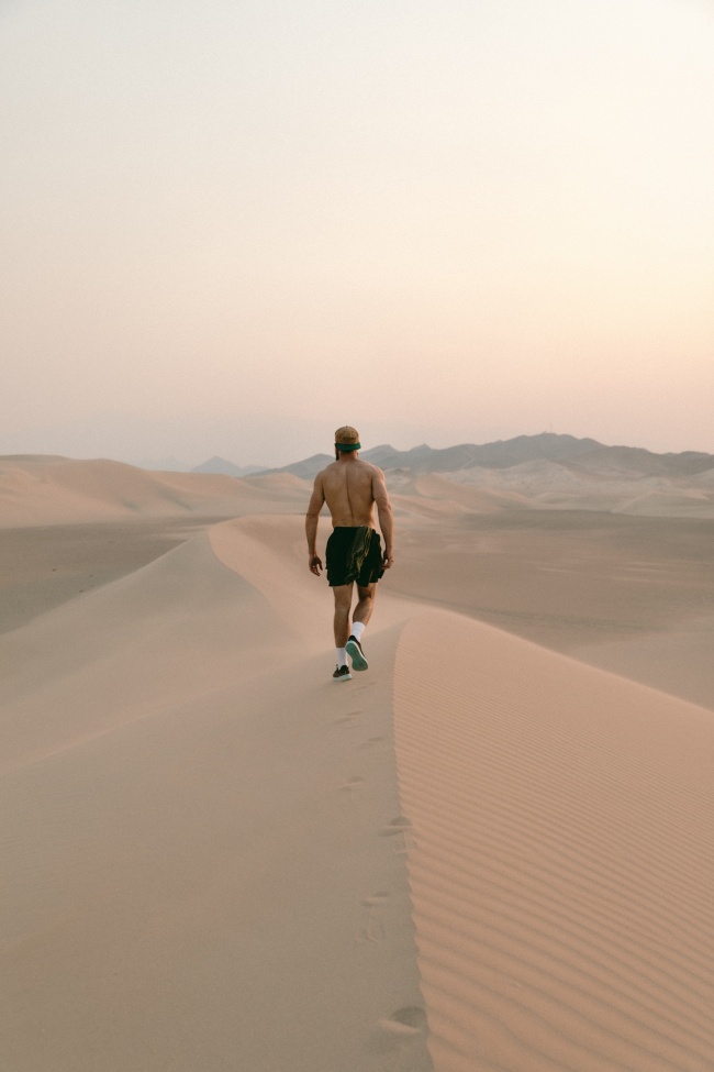 行走在沙漠的男人图片