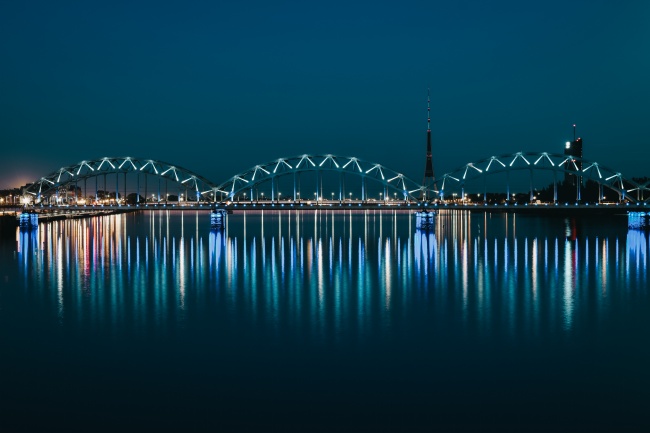 夜晚的河流拱桥风景图片