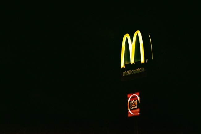 ‘~夜晚麦当劳招牌图片  ~’ 的图片