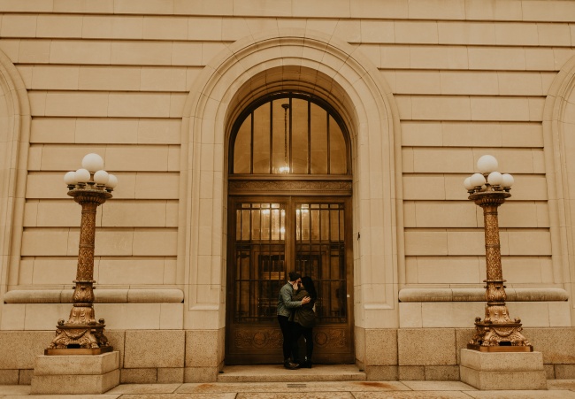 欧洲街拍接吻情侣图片