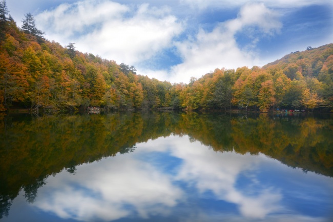 秋季山水湖泊景观图片