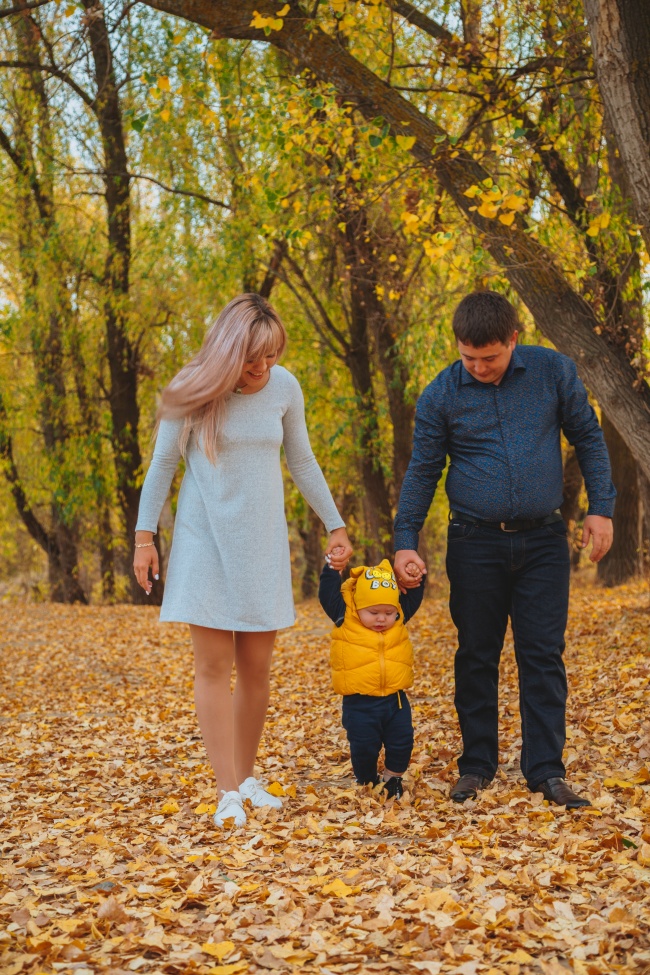 秋天的公园一家人散步图片