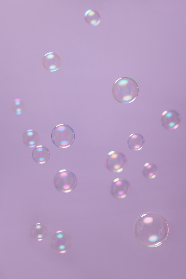 紫色背景上的气泡图片