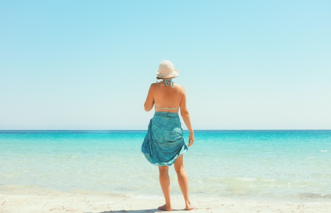 夏季海边美女背影艺术摄影