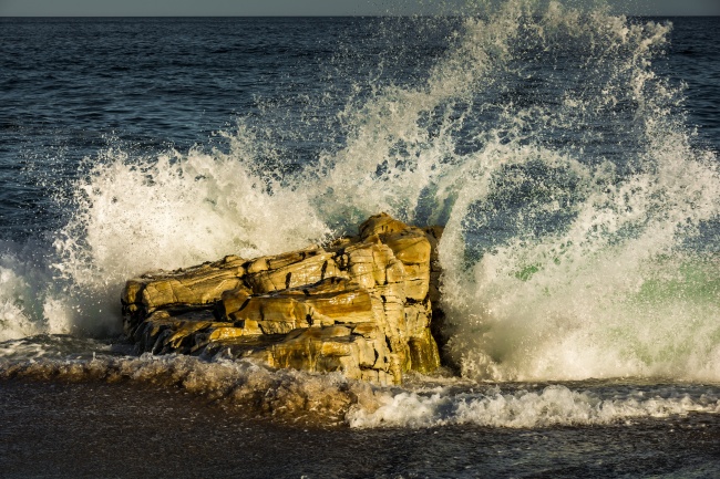 海洋大浪拍打岩石图片