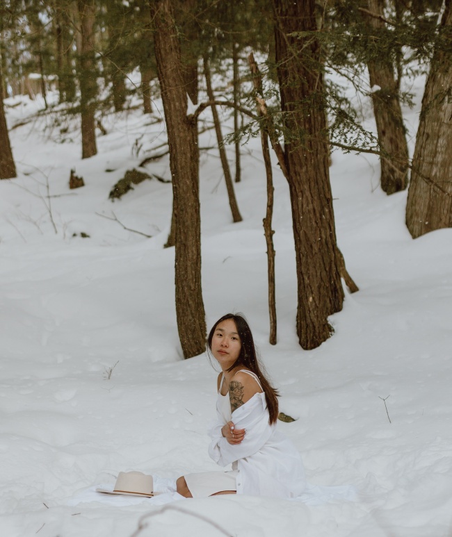 雪地美女人体艺术写真图片