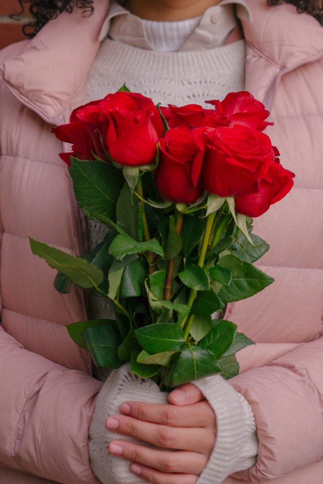 女人抱着一束红玫瑰图片