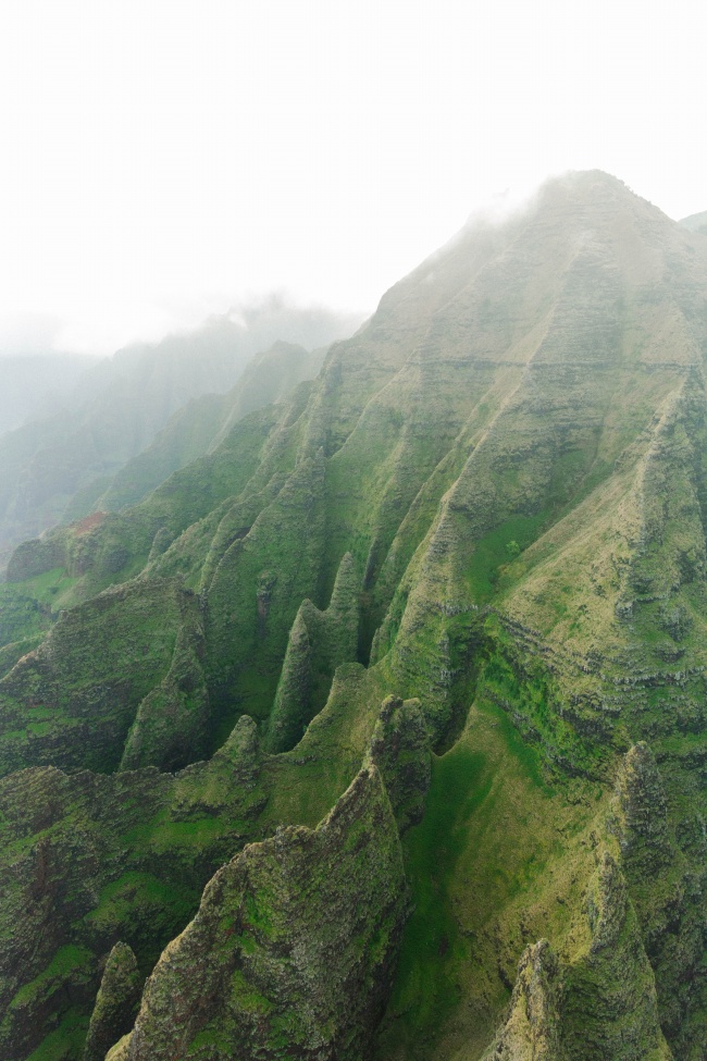 绿色巍峨高山图片