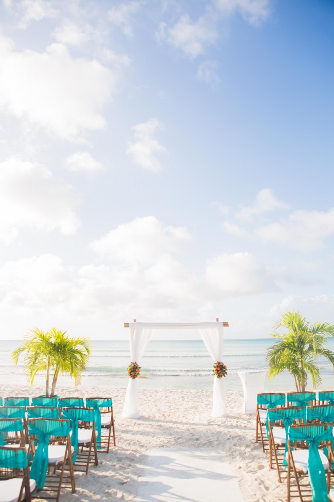 沙滩婚礼场景布置图片