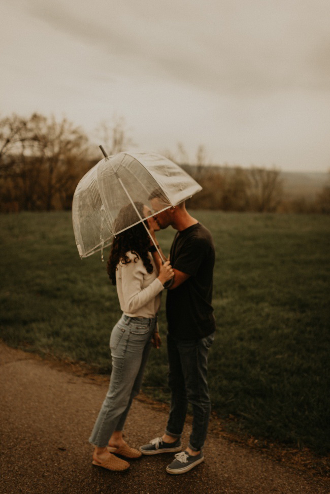 雨中撑伞恋人唯美图片图片