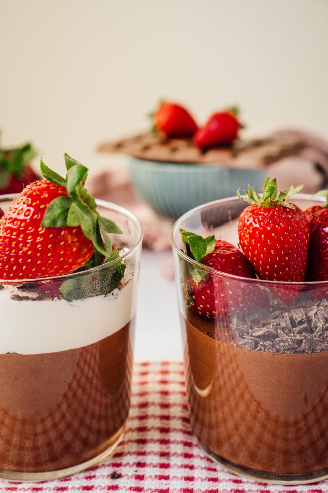 美味巧克力草莓甜品图片