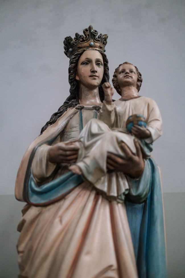 圣母玛利亚抱儿童雕塑图片
