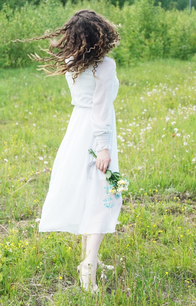 春天户外白色连衣裙美女图片