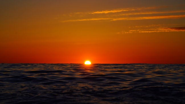 黄昏海平面日落美景图片