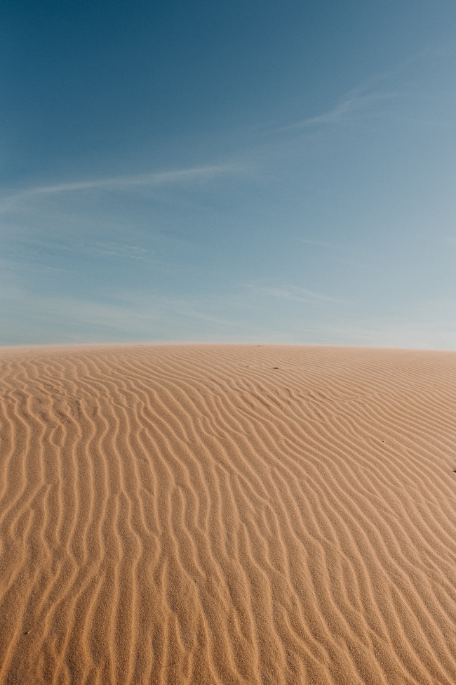 蓝色天空荒芜沙漠图片