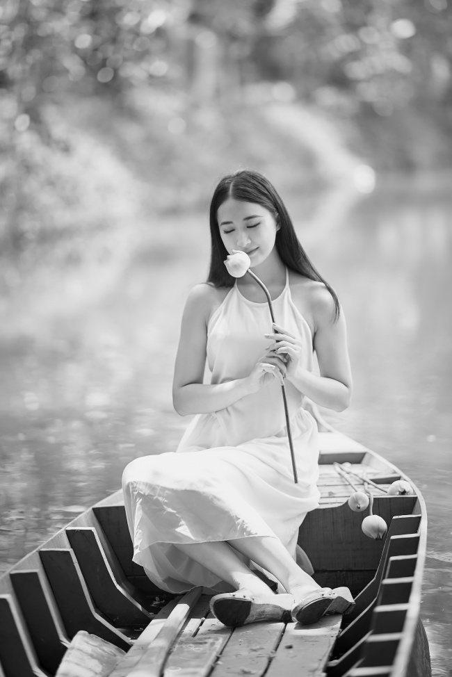 河上泛舟美女黑白写真图片