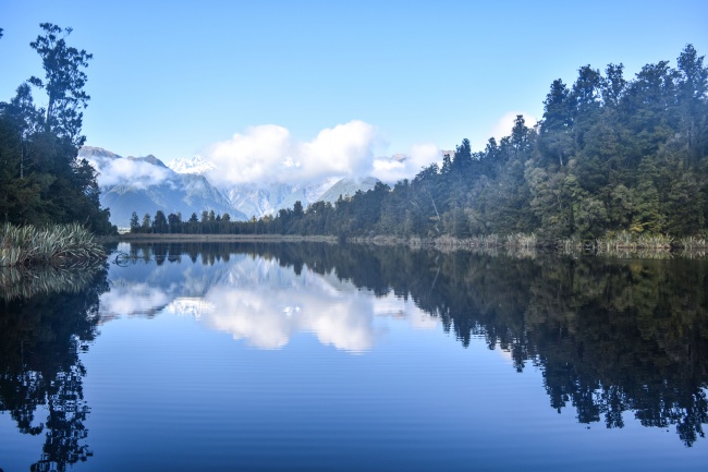 高山森林湖泊景观图片