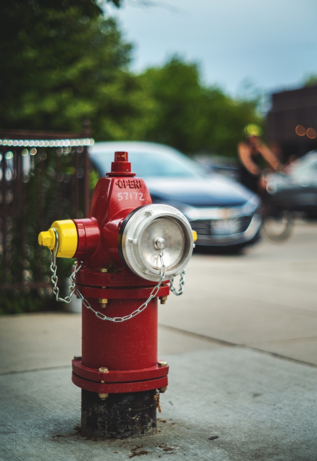人行道上红色消防栓图片