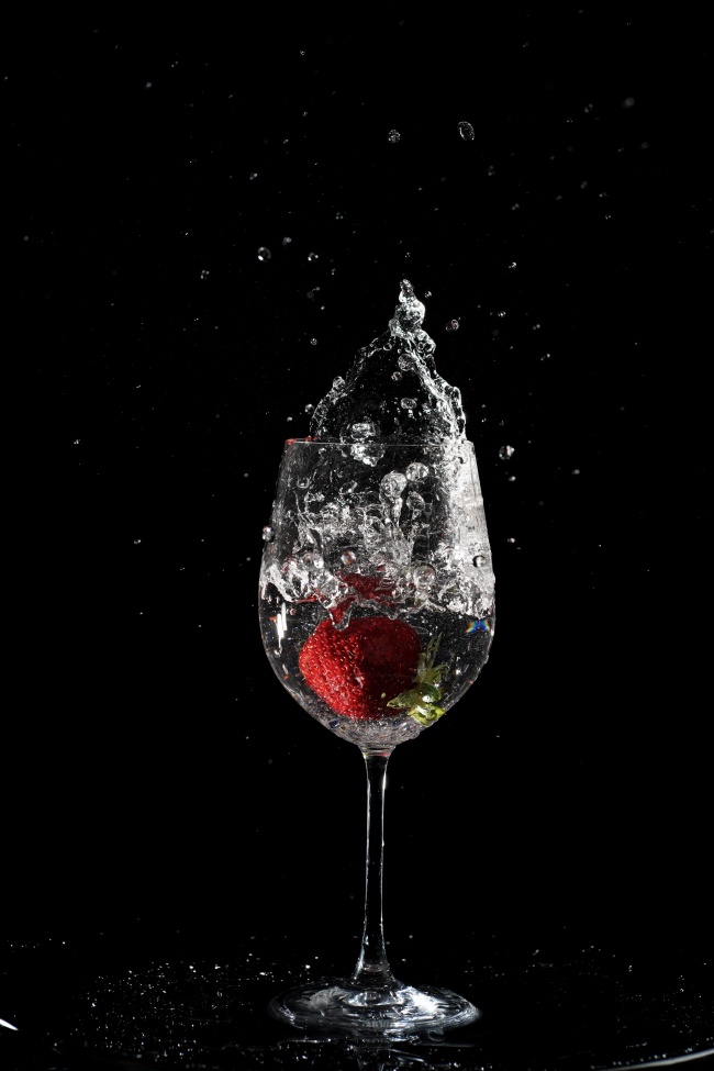 创意透明酒杯溅水图片