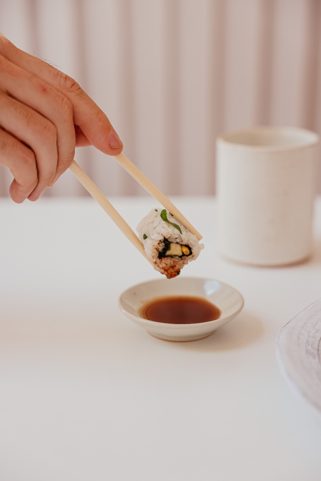 美味寿司卷蘸酱特写图片