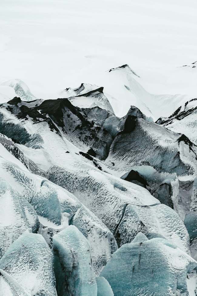 冬季雪山岩石图片