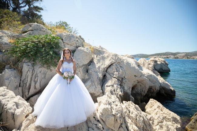 美女海边岩石婚纱图片摄影
