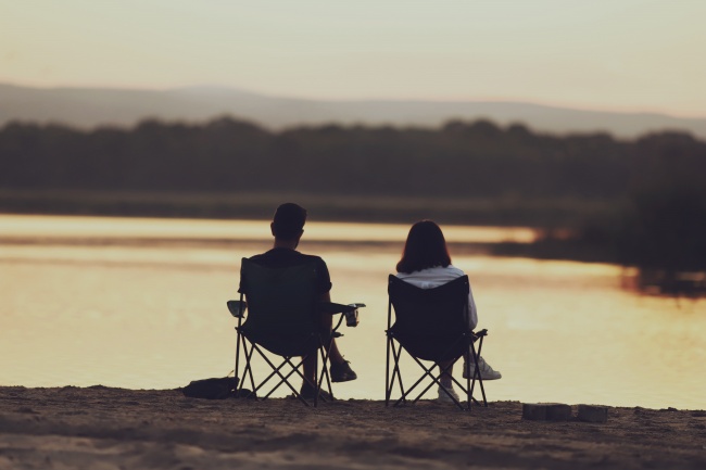 坐在沙滩椅上的情侣背影图片