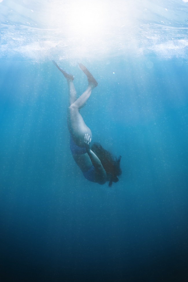 蓝色深海潜水美女图片
