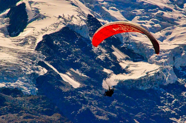 雪山上滑翔伞降落图片