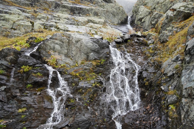 石壁瀑布流水图片