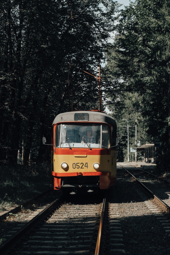 铁轨上的老旧火车图片