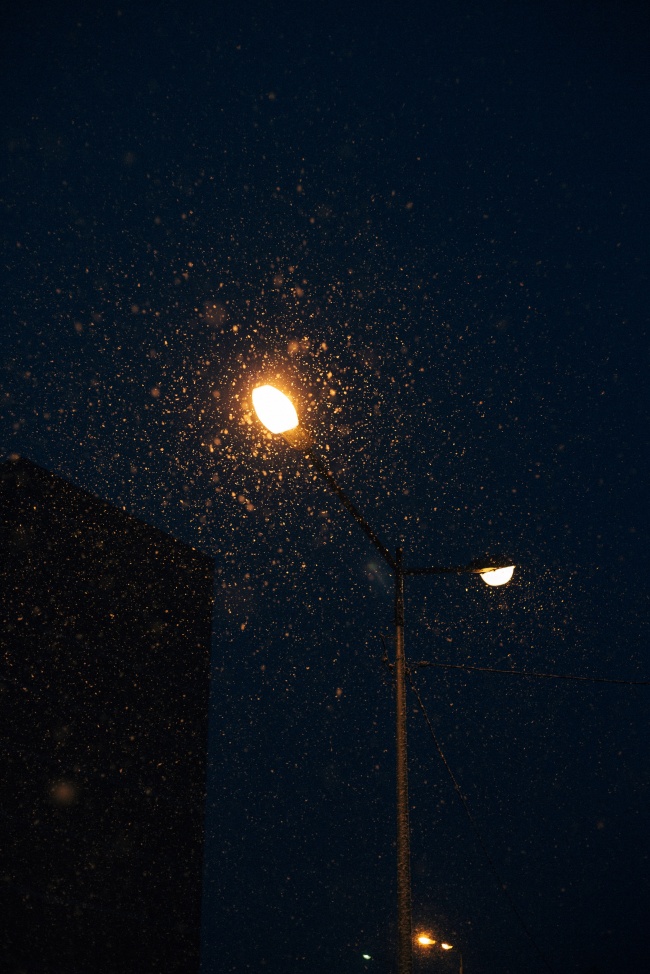 夜晚街上路灯摄影图片