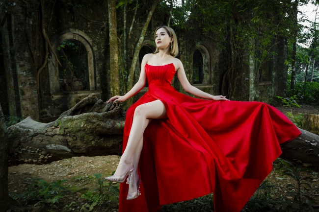 树林红裙美女人体摄影图片