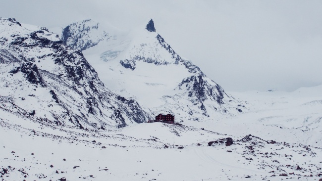 积雪覆盖山峦图片