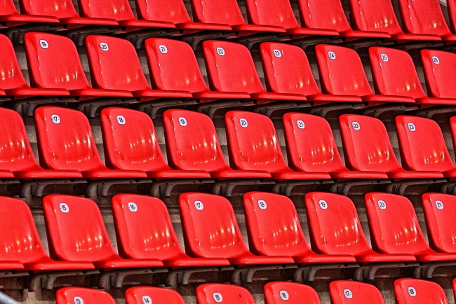 观众台红色座椅图片