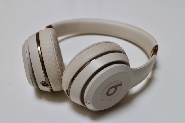 白色品牌耳机图片