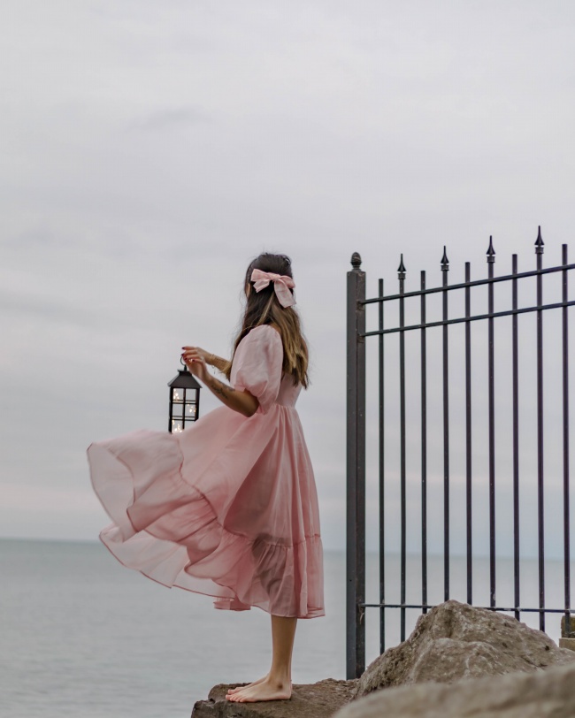 海边粉色少女风景图片