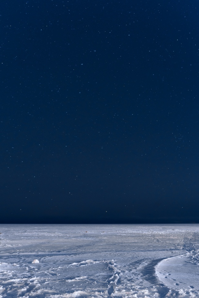 蓝色夜空白色雪地图片