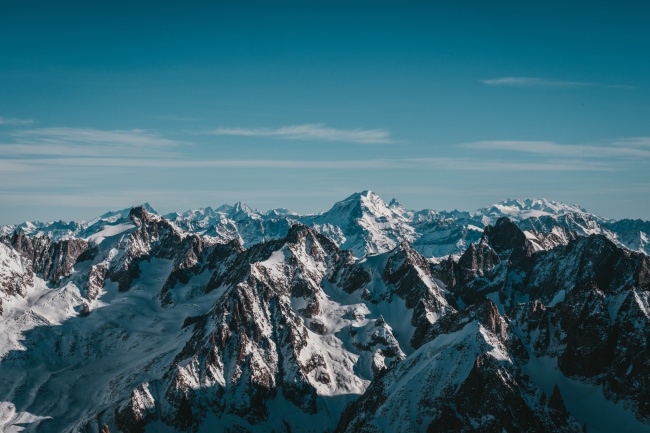 巍峨高耸雪山山脉图片