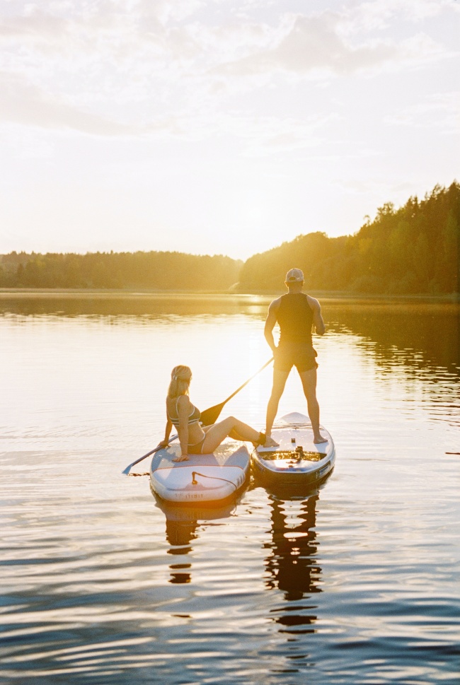 湖上划船的情侣图片