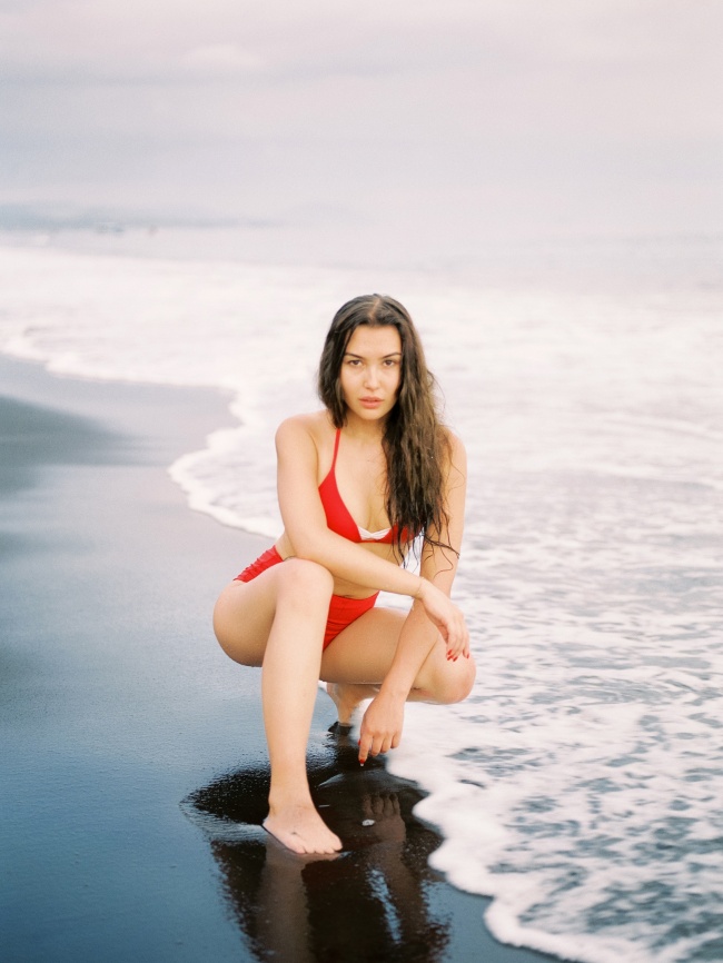 海边性感泳装美女写真图片
