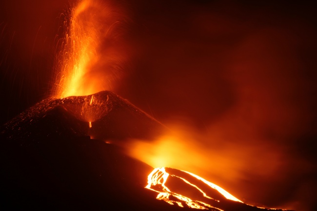 火山喷发后的熔岩图片